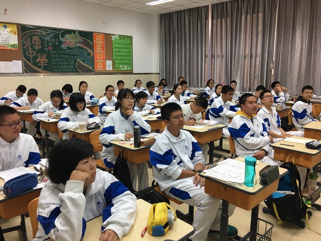 全神贯注的同学们.jpg